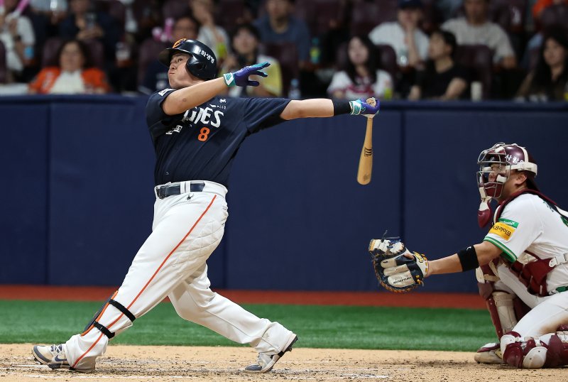 4일 오후 서울 구로구 고척스카이돔에서 열린 프로야구 '2025 신한 SOL뱅크 KBO 리그' 한화 이글스와 키움 히어로즈의 경기, 한화 노시환이 9회초 1사 역전 솔로홈런을 치고 있다. 2025.7.4/뉴스1 ⓒ News1 김진환 기자