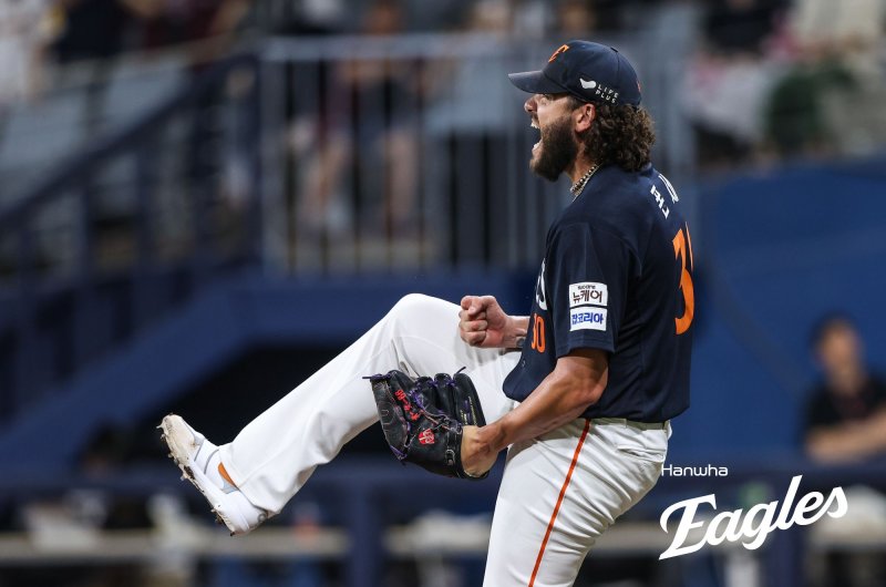 [서울=뉴시스] 김희준 기자 = 한화 이글스의 코디 폰세가 4일 고척스카이돔에서 열린 키움 히어로즈와의 경기에 선발 등판해 7이닝 1실점으로 호투한 뒤 인터뷰를 하고 있다. 2025.07.04jinxijun@newsis.com