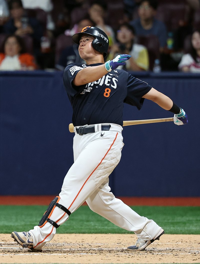 4일 오후 서울 구로구 고척스카이돔에서 열린 프로야구 '2025 신한 SOL뱅크 KBO 리그' 한화 이글스와 키움 히어로즈의 경기, 한화 노시환이 9회초 1사 역전 솔로홈런을 치고 있다. 2025.7.4/뉴스1 ⓒ News1 김진환 기자
