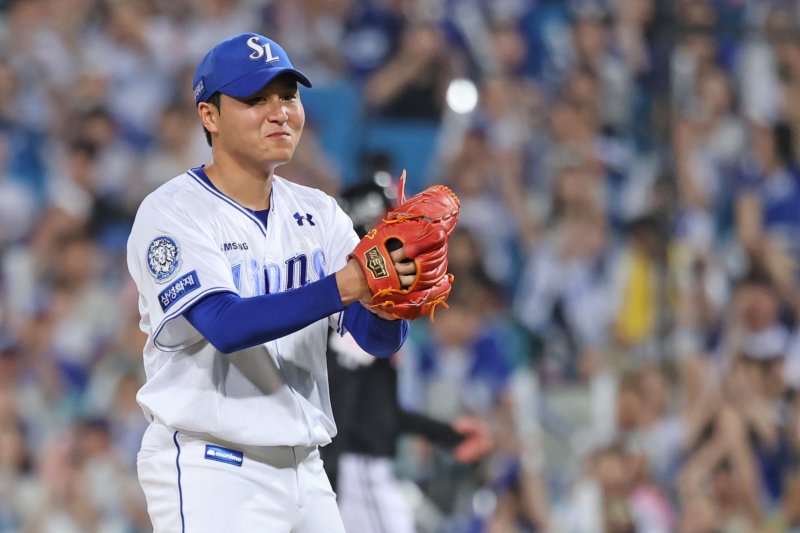 [서울=뉴시스] 프로야구 삼성 라이온즈 이승현이 4일 대구 삼성라이온즈파크에서 열린 2025 신한 쏠뱅크 KBO리그 라이브바카라 트윈스와의 경기에 선발 등판해 8회까지 무실점으로 막고 이닝을 마치고 있다. (사진=삼성 라이온즈 제공) 2025.07.04.