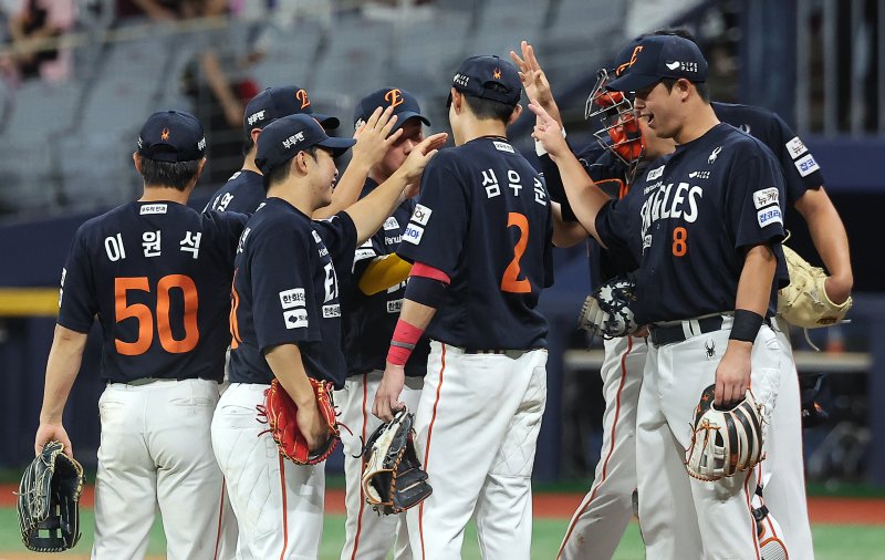4일 오후 서울 구로구 고척스카이돔에서 열린 프로야구 '2025 신한 SOL뱅크 KBO 리그' 한화 이글스와 키움 히어로즈의 경기에서 2대1로 승리한 한화 선수들이 기쁨을 나누고 있다. 2025.7.4/뉴스1 ⓒ News1 김진환 기자