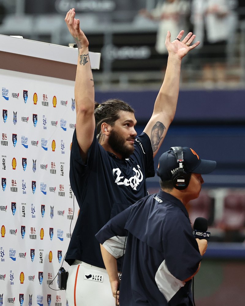 4일 오후 서울 구로구 고척스카이돔에서 열린 프로야구 '2025 신한 SOL뱅크 KBO 리그' 한화 이글스와 키움 히어로즈의 경기에서 2대1로 승리한 한화의 외국인 투수 폰세가 방송 인터뷰를 마친 뒤 팬들 연호에 손을 흔들고 있다. 2025.7.4/뉴스1 ⓒ News1 김진환 기자