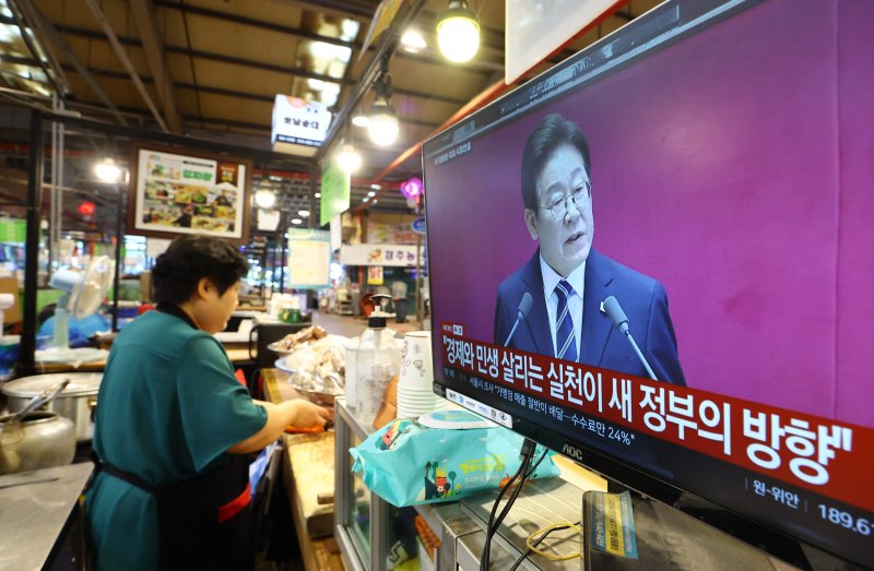 [서울=뉴시스] 황준선 기자 = 26일 오전 서울 서대문구 인왕시장의 상점 TV에 이재명 대통령의 2025년도 제2회 추가경정예산안 시정연설이 방송되고 있다. 2025.06.26. hwang@newsis.com