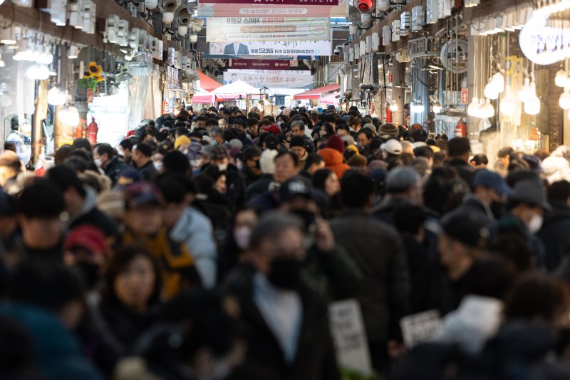 설 명절을 앞둔 26일 오후 서울 동대문구 청량리종합시장이 설 성수품 및 제수용품을 구매하려는 시민들로 북적이고 있다. 2025.1.26/뉴스1 ⓒ News1 이승배 기자