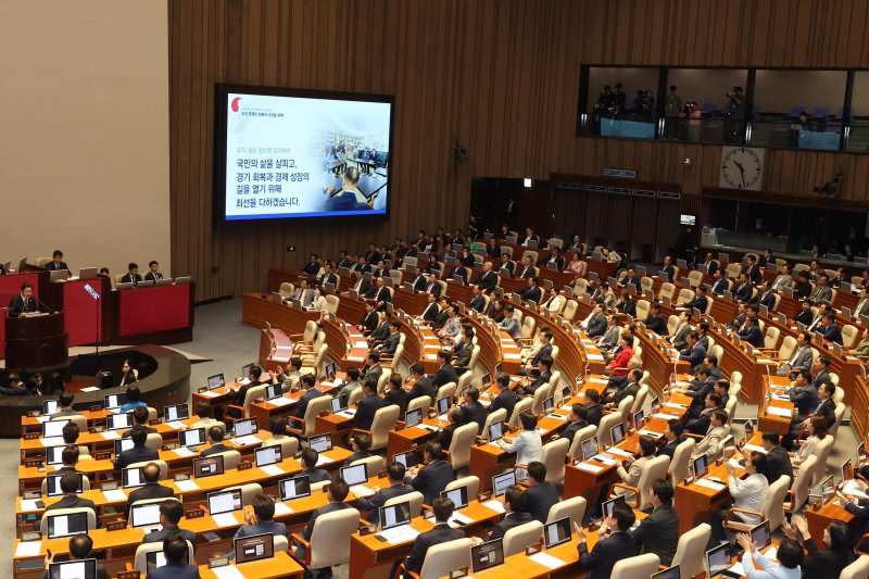 [서울=뉴시스] 국회사진기자단 = 이재명 정부 첫 추가경정예산(추경)안이 총 31조8000억원 규모로 4일 확정됐다. 국회에 제출됐던 정부안(30조5000억원)보다 1조3000억원 순증한 규모다. 사진은 이재명 대통령이 지난달 26일 서울 여의도 국회에서 열린 본회의에서 2025년도 제2회 추가경정예산안 시정연설을 하고 있는 모습. 2025.06.25. photo@newsis.com