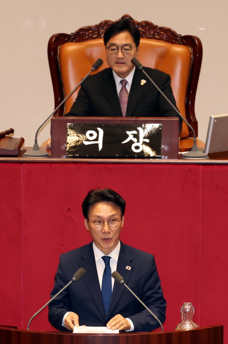 [서울=뉴시스] 조성봉 기자 = 김민석 국무가상 바카라가 4일 오후 서울 여의도 국회에서 열린 제426회 국회(임시회) 제5차 본회의에서 제2회 추가경정예산안이 재석 182인, 찬성 168인, 반대 3인, 기권 11인으로 가결된 것에 대해 정부 측 인사를 하고 있다. 2025.07.04. suncho21@newsis.com