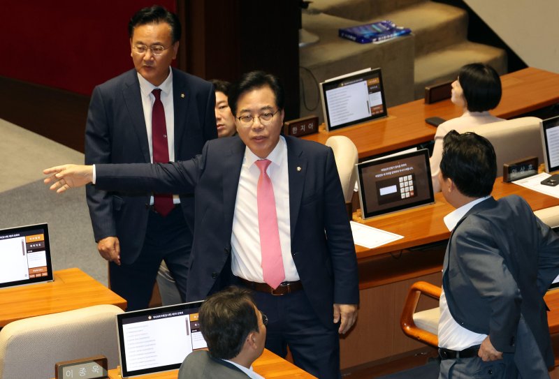 [서울=뉴시스] 조성봉 기자 = 송언석(가운데) 국민의힘 비상대책위원장 겸 원내대표와 유상범 원내운영수석부대표가 4일 오후 서울 여의도 국회 본회의장에서 회의 지연에 항의하며 밖으로 나서고 있다. 2025.07.04. suncho21@newsis.com