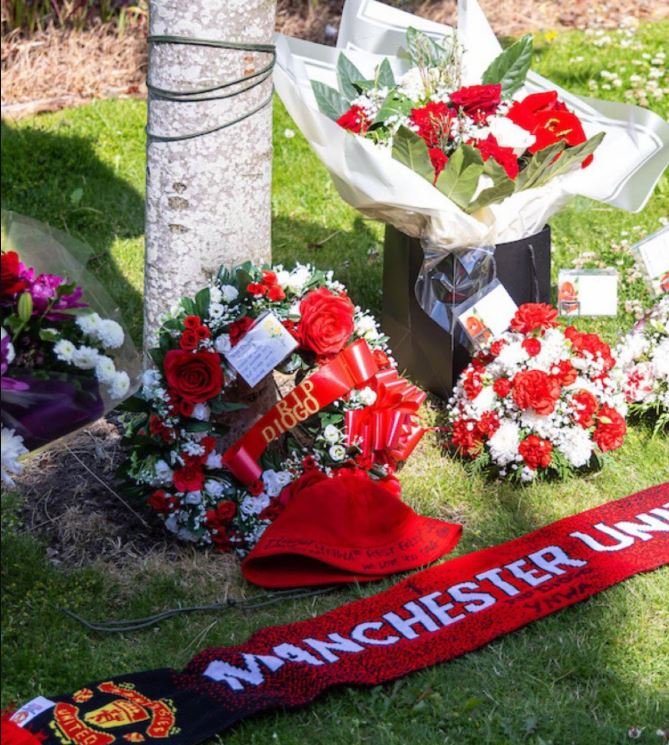 [서울=뉴시스] 영국 리버풀 안필드 경기장 앞에 놓인 조타를 애도하는 물건. 맨체스터 유나이티드의 머플러도 보인다.(사진=엑스 옛 트위터 갈무리) *재판매 및 DB 금지