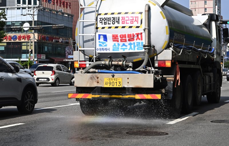 [수원=뉴시스] 김종택 기자 = 전국 대부분 지역에 폭염특보가 발효된 3일 해피카지노 수원시 영통구 망포동에서 살수차량이 도로의 온도를 낮추기 위해 물을 뿌리고 있다. 2025.07.03. jtk@newsis.com