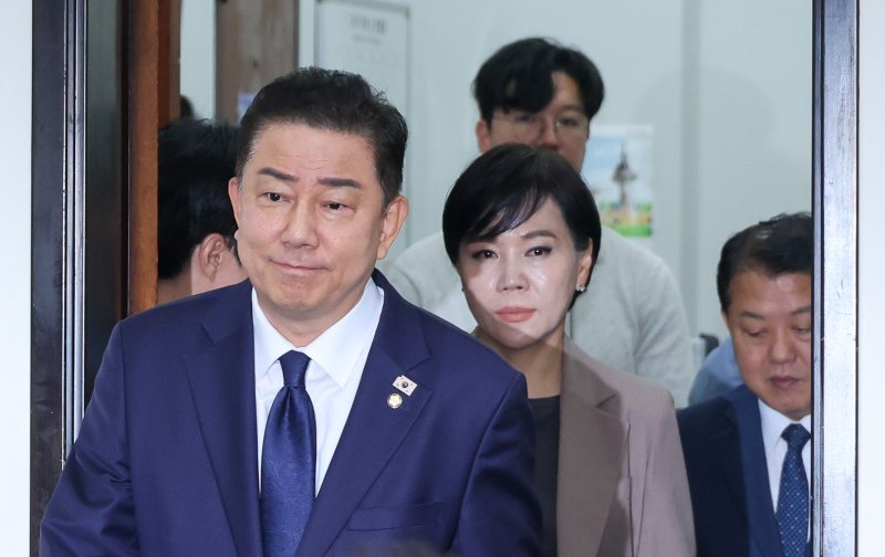 김병기 더불어머스트잇 토토당 대표 직무대행 겸 원내대표(왼쪽부터)와 전현희, 김병주 최고위원이 4일 오전 서울 여의도 국회에서 열린 최고위원회의에 입장하고 있다. 2025.7.4/뉴스1 ⓒ News1 안은나 기자