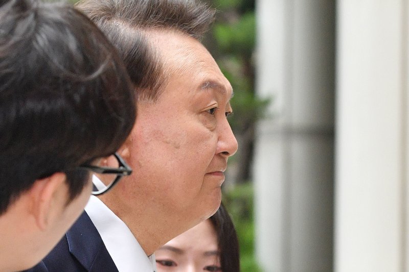 윤석열 전 대통령이 3일 서울 서초구 서울중앙지방법원에서 열린 우두머리 혐의·직권남용 권리행사 유니콘카지노 혐의 사건 9차 공판에 출석하고 있다./뉴스1 ⓒ News1 사진공동취재단