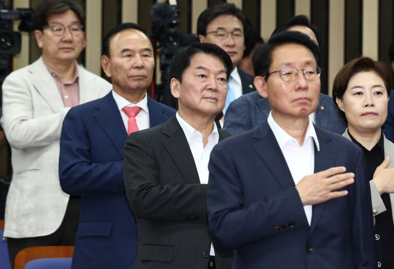 안철수 국민의힘 혁신위원장을 비롯한 의원들이 4일 오전 서울 여의도 국회스네이크 카지노 열린 긴급 의원총회스네이크 카지노 국민의례를 하고 있다. 2025.7.4/뉴스1 ⓒ News1 김민지 기자