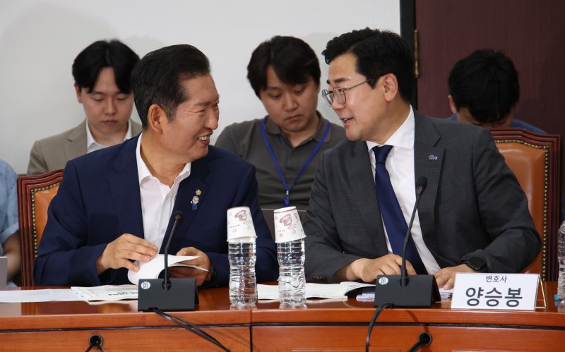[서울=뉴시스] 김금보 기자 = 더불어민주당 당대표 선거에 출마한 정청래(왼쪽), 박찬대 의원이 2일 서울 여의도 국회에서 열린 핸드 확률 토론회에서 대화 하고 있다. 2025.07.02. kgb@newsis.com