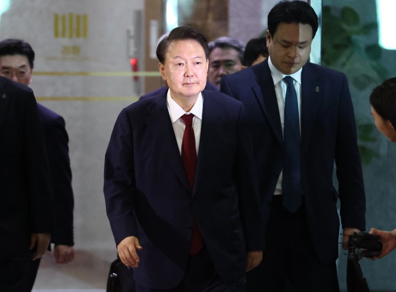 [서울=뉴시스] 이영환 기자 = 내란특검 대면지투지벳를 마친 윤석열 전 대통령이 29일 오전 서울 서초구 서울고검에 마련된 내란특검 사무실에서 나와 귀가하고 있다. (공동취재) 2025.06.29. photo@newsis.com