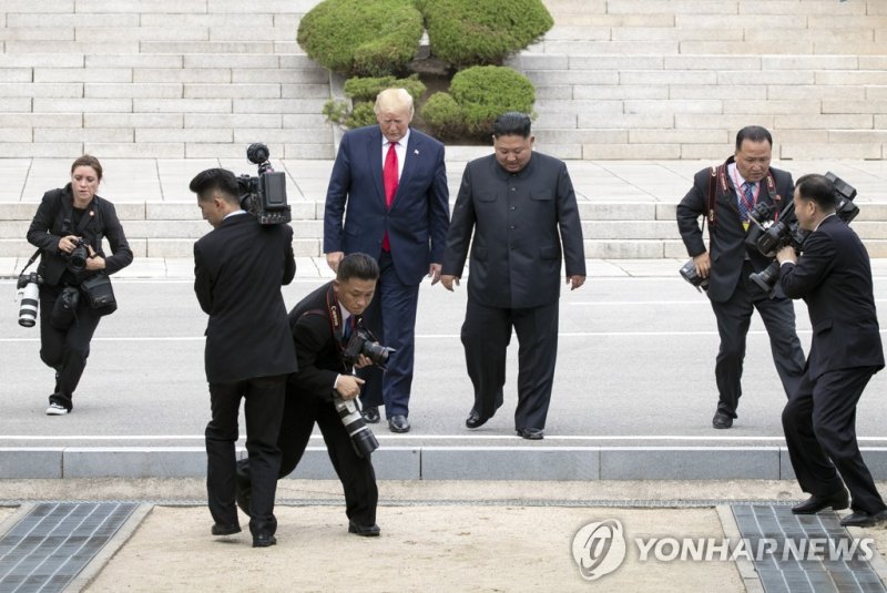 도널드 트럼프 미국 대통령과 김정은 북한 국무위원장이 지난 2019년 6월 30일 판문점 공동경비구역(JSA)에 만나 이동하자, 취재진이 급하게 따라 붙고 있다. 연합뉴스