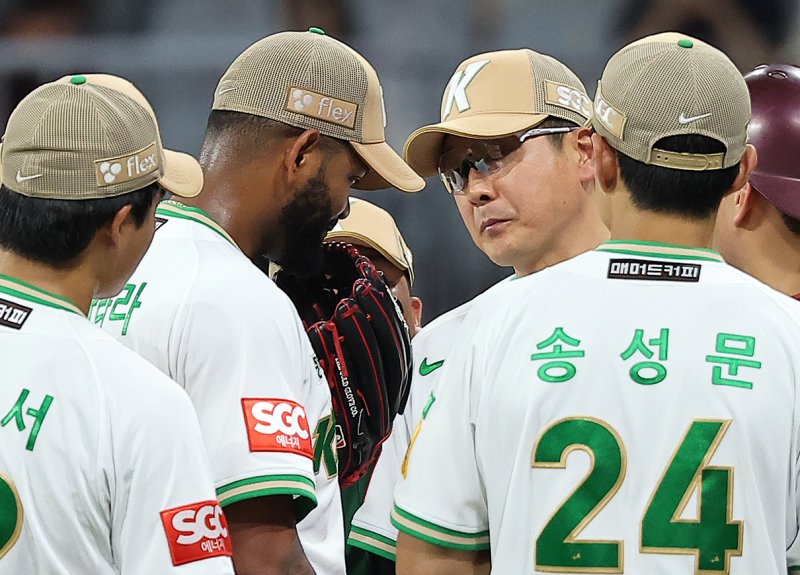 4일 오후 제트벳 구로구 고척스카이돔에서 열린 프로야구 '2025 신한 SOL뱅크 KBO 리그' 한화 이글스와 키움 히어로즈의 경기, 키움 홍원기 감독이 8회초 1사 1루 상황 마운드를 방문해 선발 알칸타라를 비롯한 야수들과 대화를 나누고 있다. 2025.7.4/뉴스1 ⓒ News1 김진환 기자