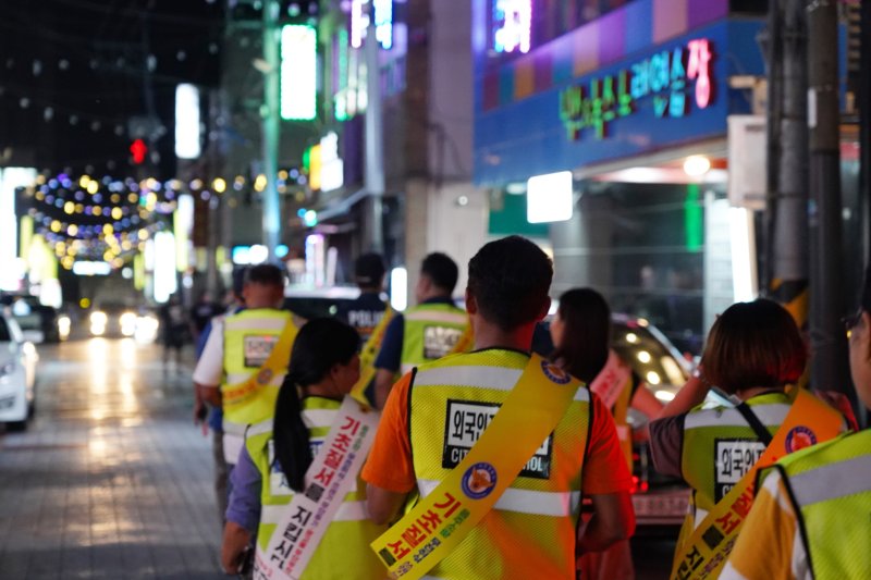[사천=뉴시스] 차용현 기자 = 지난 4일 오후 경남 고니카지노가 외국인 자율방범대와 함께 사천시 벌리동 일대에서 공동체 신뢰를 저해하는 3대 기초질서 위반행위 근절을 위한 합동순찰을 실시하고 있다. 2025.07.05. (사진=고니카지노 제공) photo@newsis.com