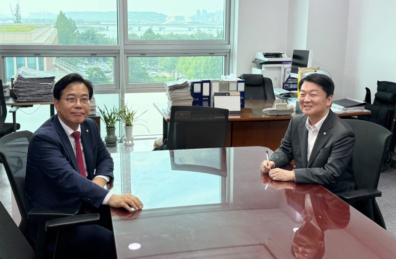 국민의힘 송언석 비상대책위원장 겸 원내대표(왼쪽)와 안철수 크랩스원장이 3일 오후 서울 여의도 국회에서 회동하고 있다. 2025.7.3/뉴스1 ⓒ News1 박기현