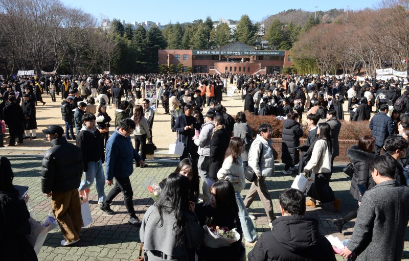 [온라인 카지노 합법 사이트=뉴시스] 배병수 기자 = 14일 온라인 카지노 합법 사이트대학교 제52회 학위수여식에서 졸업생들과 가족들이 대학교 본관 앞 중앙공원에서 기념촬영을 하기위해 붐비고 있다. 2025.02.14.bbs@newsis.com.