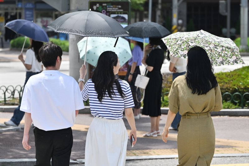 [쿨카지노=뉴시스] 이영주 기자 = 쿨카지노지역에 폭염특보가 8일째 이어지고 있는 4일 오후 쿨카지노 북구청 사거리에서 시민들이 양산을 쓴 채 걷고 있다. 2025.07.04. leeyj2578@newsis.com