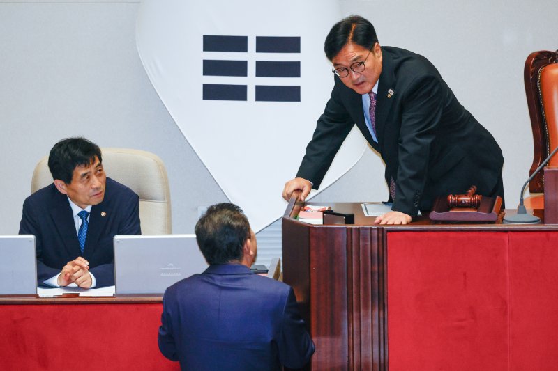김병기 더불어민주당 대표 직무대행 겸 원내대표가 4일 오후 서울 여의도 국회에서 열린 제426회 국회(임시회) 제5차 본페스타토토에서 다른 정당들이 돌아올 때까지 기다리겠다는 우원식 의장을 찾아가 대화하고 있다. 2025.7.4/뉴스1 ⓒ News1 안은나 기자