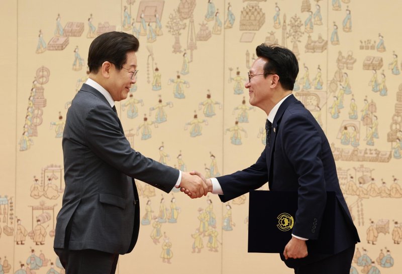 [서울=코난카지노] 고범준 기자 = 이재명 대통령이 4일 서울 용산 대통령실 청사에서 열린 임명장 수여식에서 김민석 신임 국무총리에게 임명장을 수여하고 있다. 2025.07.04. bjko@newsis.com