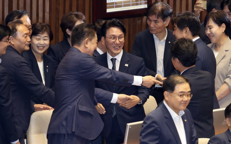 [서울=코난카지노] 김금보 기자 = 김민석 국무총리 후보자가 3일 서울 여의도 국회에서 열린 제426회 국회(임시회) 제4차 본회의에서 총리 임명동의안이 가결된 후 의원들의 축하를 받고 있다. 2025.07.03. kgb@newsis.com