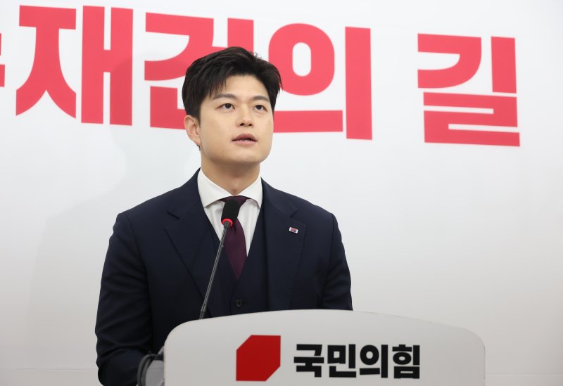 [서울=코난카지노] 고승민 기자 = 김용태 국민의힘 비상대책위원장이 30일 서울 여의도 국회에서 퇴임 기자회견을 하고 있다. 2025.06.30. kkssmm99@newsis.com