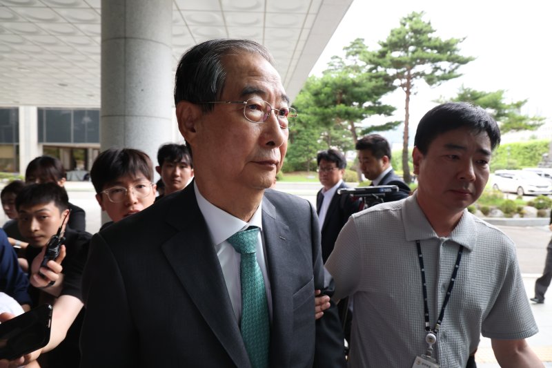 [서울=코난카지노] 조성우 기자 = 한덕수 전 국무총리가 2일 서울 서초구 서울고검에 마련된 내란특검 사무실에 조사를 받기 위해 출석하고 있다. 2025.07.02. xconfind@newsis.com