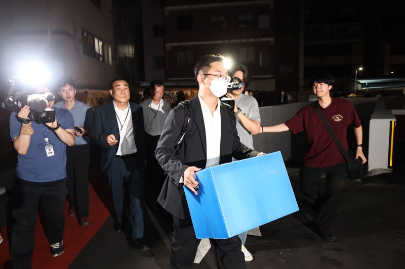 [서울=코난카지노] 김선웅 기자 = 김건희 여사 관련 의혹을 수사 중인 민중기 특별검사팀이 삼부토건에 대한 압수수색에 착수한 3일 서울 종로구 소재 삼부토건 본사가 입주했던 건물에서 특검팀 관계자가 압수수색을 마친 뒤 물품이 담긴 상자를 들고 철수하고 있다. (공동취재) 2025.07.03. photo@newsis.com