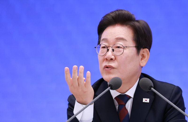 [서울=뉴시스] 고범준 기자 = 이재명 대통령이 지난 3일 청와대 영빈관에서 열린 '대통령의 30일, 언론이 묻고 국민에게 답하다' 기자회견에서 출입기자들 질문에 답변하고 있다. (대통령실통신사진기자단) 2025.07.03. bjko@newsis.com