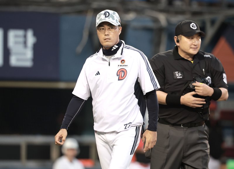 [서울=뉴시스] 정병혁 기자 = 지난달 5일 서울 송파구 잠실야구장에서 열린 2025 KBO리그 KIA 타이거즈와 두산 베어스의 경기, 4회말 1사 2, 3루 상황 두산 김인태 체크 아귀카지노 때 조성환 감독대행이 판정에 어필하고 있다. 2025.06.05. jhope@newsis.com