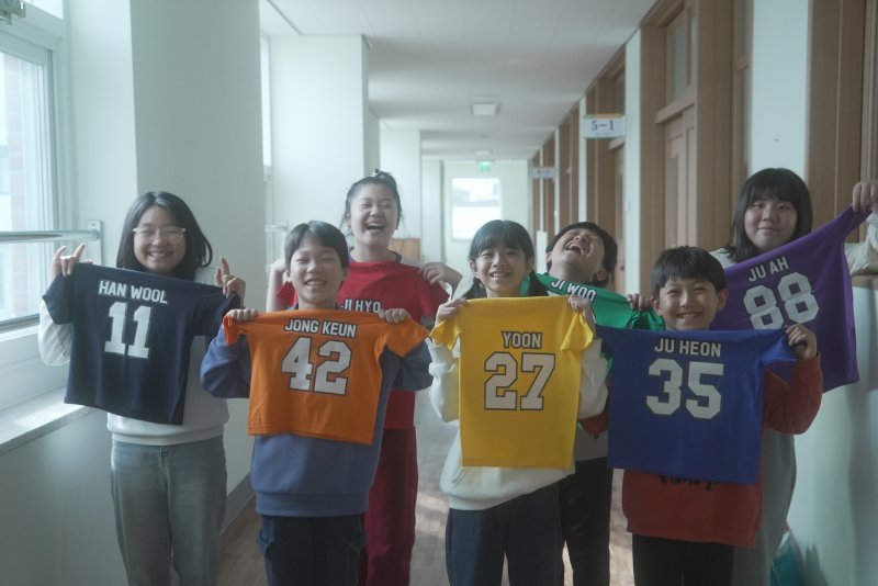 제14회 광주독립코인카지노서 상영된 단편영화 ‘콩닥콩닥’을 직접 제작한 광주 중앙초 학생들. 왼쪽부터 백한울, 김종근, 이지효, 이윤, 홍지우, 강주헌, 서주아.(박한솔 교사 제공. 재배포 및 DB 금지) 2025.7.2/뉴스1