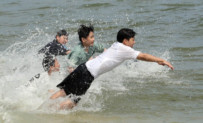[에볼루션 카지노 사이트=뉴시스] 하경민 기자 = 에볼루션 카지노 사이트에 폭염경보가 발효 중인 4일 해운대해수욕장을 찾은 학생들이 시원한 바다에 뛰어들고 있다. 2025.07.04. yulnetphoto@newsis.com