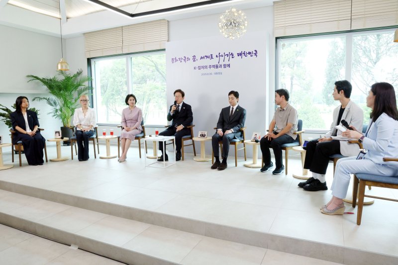 [서울=뉴시스] 고범준 기자 = 이재명 대통령이 30일 서울 용산 바카라 에볼루션 파인그라스에서 열린 문화예술계 수상자 간담회에서 발언하고 있다. 2025.06.30. bjko@newsis.com