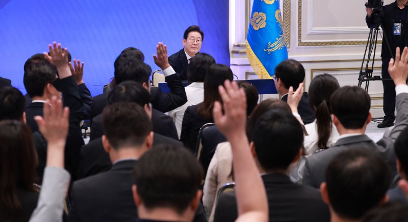 [서울=뉴시스] 고범준 기자 = 이재명 바카라 에볼루션이 3일 청와대 영빈관에서 열린 '대통령의 30일, 언론이 묻고 국민에게 답하다' 기자회견에서 출입기자들 질문을 받고 있다. 2025.07.03. bjko@newsis.combjko@newsis.com