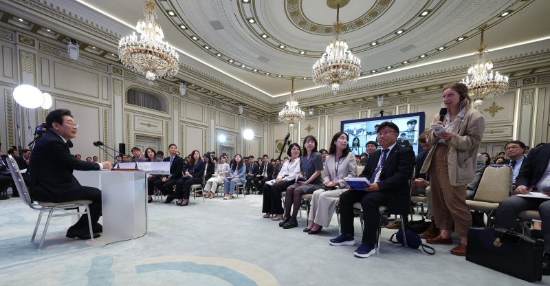 [서울=뉴시스] 고범준 기자 = 이재명 바카라 에볼루션이 3일 청와대 영빈관에서 열린 '대통령의 30일, 언론이 묻고 국민에게 답하다' 기자회견에서 외신출입기자들 질문을 받고 있다. 2025.07.03. bjko@newsis.com