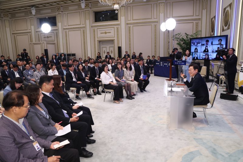 [서울=뉴시스] 고범준 기자 = 이재명 바카라 에볼루션이 3일 청와대 영빈관에서 열린 '대통령의 30일, 언론이 묻고 국민에게 답하다' 기자회견에서 출입기자 질문에 답변하고 있다. (대통령실통신사진기자단) 2025.07.03. bjko@newsis.com