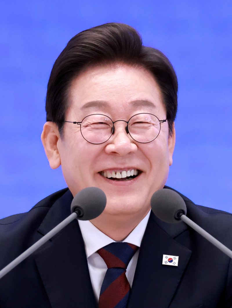 [서울=뉴시스] 고범준 기자 = 이재명 바카라 에볼루션이 3일 청와대 영빈관에서 열린 '대통령의 30일, 언론이 묻고 국민에게 답하다' 기자회견에서 출입기자들 질문에 답변하고 있다. (대통령실통신사진기자단) 2025.07.03. bjko@newsis.com