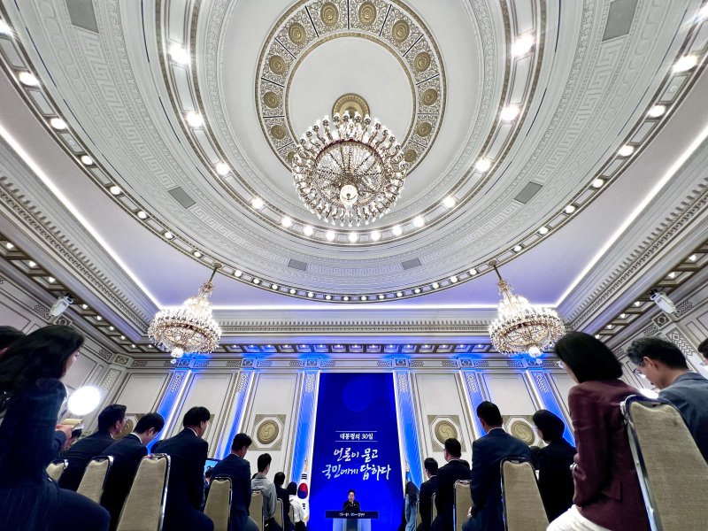 [서울=뉴시스] 고범준 기자 = 이재명 바카라 에볼루션이 3일 청와대 영빈관에서 열린 '대통령의 30일, 언론이 묻고 국민에게 답하다' 기자회견에서 출입기자들 질문에 답변하고 있다. (대통령실통신사진기자단) 2025.07.03. bjko@newsis.com
