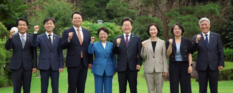 [서울=뉴시스] 최동준 기자 = 이재명 바카라 에볼루션이 3일 서울 한남동 관저에서 국회 비교섭단체 지도부와 오찬회동에 앞서 기념촬영을 하고 있다.왼쪽부터 윤종오 진보당 원내대표, 한창민 사회민주당 당대표, 천하람 개혁신당 당대표권한대행, 김선민 조국혁신당 당대표권한대행, 이 바카라 에볼루션, 김재연 진보당 상임대표, 용혜인 기본소득당 당대표, 서왕진 조국혁신당 원내대표. 2025.07.03. photocdj@newsis.com