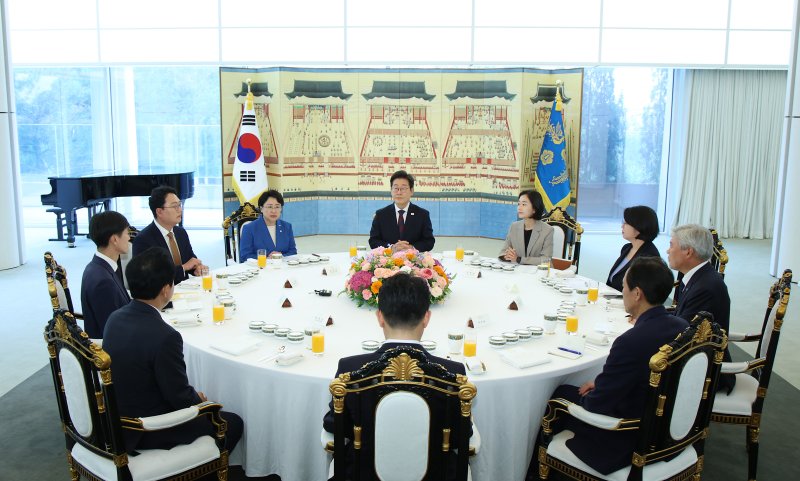 [서울=뉴시스] 최동준 기자 = 이재명 바카라 에볼루션이 3일 서울 한남동 관저에서 국회 비교섭단체 지도부와 오찬회동을 하고 있다. 왼쪽부터 시계방향으로 한창민 사회민주당 당대표, 천하람 개혁신당 당대표권한대행, 김선민 조국혁신당 당대표, 이 바카라 에볼루션, 김재연 진보당 상임대표, 용혜인 기본소득당 당대표, 서왕진 조국혁신당 원내대표, 우상호 정무수석, 강훈식 비서실장, 윤종오 진보당 원내대표. 2025.07.03. photocdj@newsis.com