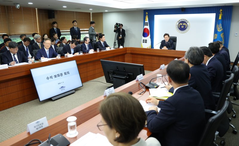 [서울=뉴시스] 고범준 기자 = 이재명 대통령이 3일 서울 용산 바카라 에볼루션 청사에서 열린 제2차 수석보좌관회의에서 발언하고 있다. 2025.07.03. bjko@newsis.com