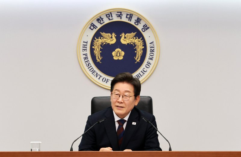 [서울=뉴시스] 고범준 기자 = 이재명 대통령이 3일 서울 용산 바카라 에볼루션 청사에서 열린 제2차 수석보좌관회의에서 발언하고 있다. 2025.07.03. bjko@newsis.com
