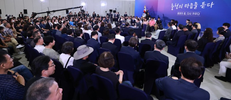 [대전=뉴시스] 고범준 기자 = 이재명 바카라 에볼루션이 4일 대전컨벤션센터에서 열린 '충청에서 듣다, 충청 타운홀 미팅'에서 발언하고 있다. (대통령실통신사진기자단) 2025.07.04. bjko@newsis.com
