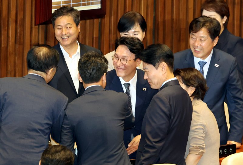 [서울=뉴시스] 김금보 기자 = 김민석 국무총리 후보자가 3일 서울 여의도 바카라 게임 사이트서 열린 제426회 국회(임시회) 제4차 본회의에서 총리 임명동의안이 가결된 후 의원들의 축하를 받고 있다. 2025.07.03. kgb@newsis.com
