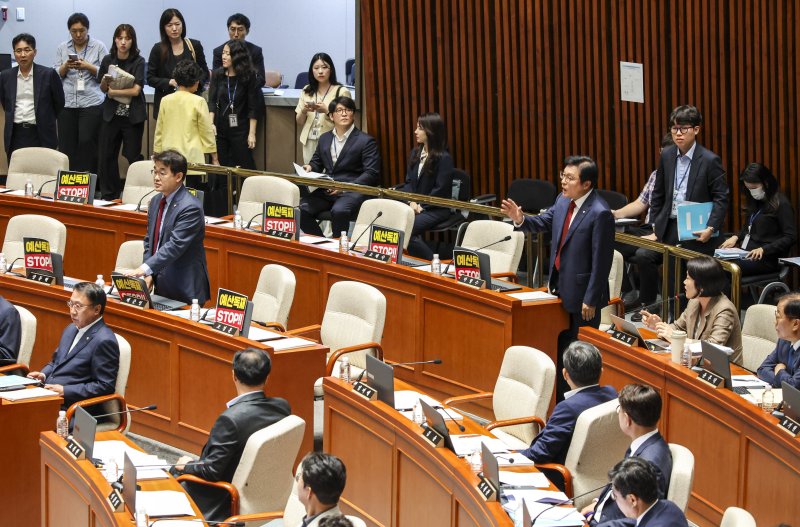 [서울=뉴시스] 김금보 기자 = 예결위 야당 간사인 박형수 국민의힘 의원이 30일 서울 여의도 바카라 게임 사이트서 열린 예산결산특별위원회 전체회의에서 정회를 요구하고 있다. 2025.06.30. kgb@newsis.com