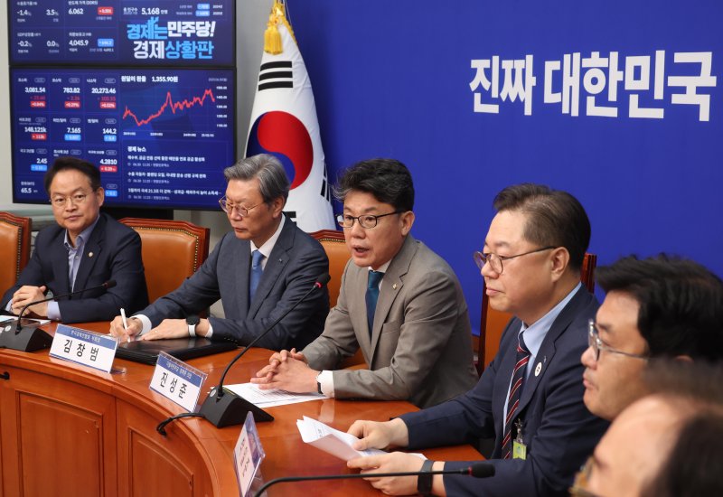 [서울=뉴시스] 조성봉 기자 = 진성준 더불어민주당 정책위의장이 30일 오전 서울 여의도 바카라 게임 사이트서 열린 민주당-경제단체 상법 간담회에서 발언을 하고 있다. 왼쪽부터 허영 원내정책수석부표, 김창범 한국경제인협회 부회장, 진 정책위의장, 박일준 대한상공회의소 부회장, 이정문 정책위 수석부의장. 2025.06.30. suncho21@newsis.com