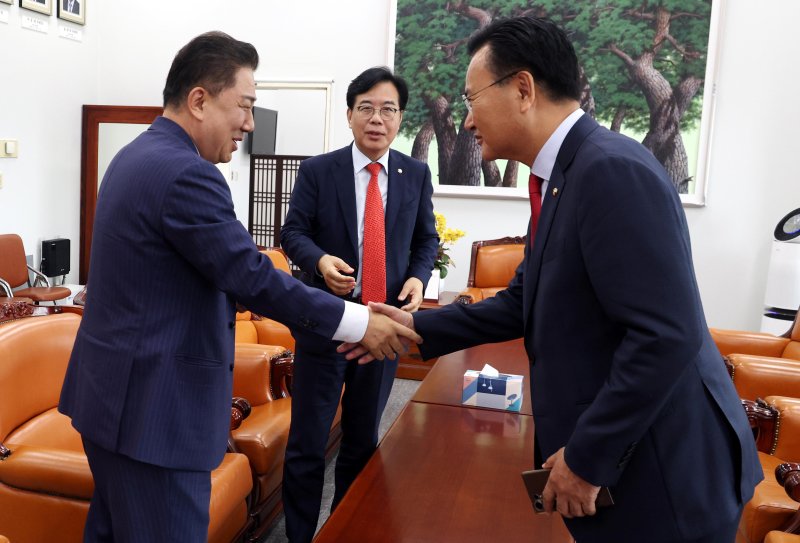 [서울=뉴시스] 조성봉 기자= 김병기 더불어민주당 당대표 직무대행 겸 원내대표와 송언석 국민의힘 비상대책위원장 겸 원내대표, 유상범 원내운영수석부대표가 1일 오후 서울 여의도 바카라 게임 사이트서 추경안 관련 비공개 회동을 하고 있다. 2025.07.01. suncho21@newsis.com