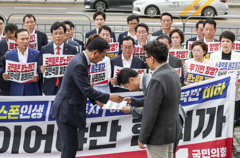 [서울=바카라 게임 사이트] 조성우 기자 = 유상범 국민의힘 원내운영수석부대표가 1일 오전 서울 용산구 대통령실 앞에서 열린 현장 의원총회에서 대통령실 관계자에게 항의서한을 전달하고 있다. 2025.07.01. xconfind@newsis.com
